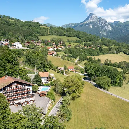 Restaurant Le Bois Joli Et ホテル 3*